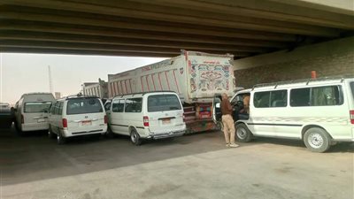 محافظ أسوان يواجه مخالفات السيرفيس والتوك توك بقرارات حاسمة وغرامات