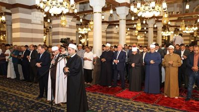 دعا لمصر وأهلها بالحفظ ..وزير الأوقاف يؤدي صلاة الجمعة بمسجد السيدة زينب