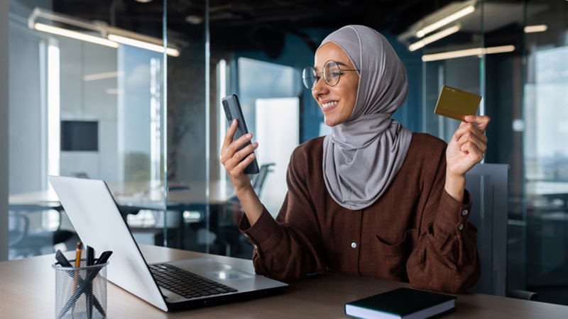 مرأة أثناء العمل