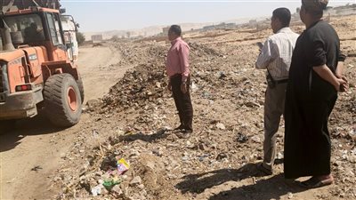 حملة مكبرة لرفع المخلفات وتحسين مستوى النظافة بمدخل قرية بني غالب في أسيوط