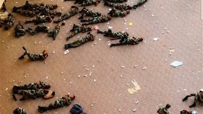 صورة قديمة.. رجال الأمن السعودي يستريحون بعد موسم الحج