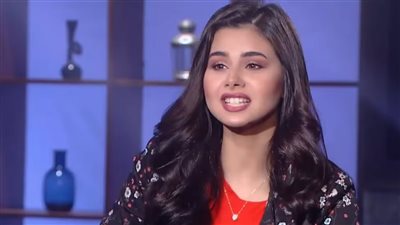 منة عرفة: لست على خلاف مع إلهام شاهين.. ولا أقبل فرض الوصاية 