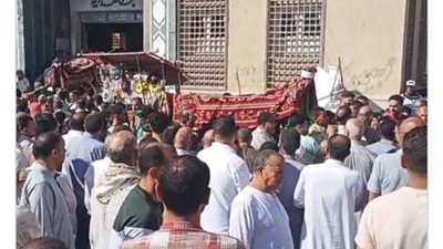 شيعوا إلى مثواهم الأخير.. جنازة مهيبة للأب ونجله ضحايا حادث الغرق بـ«إدكو»
