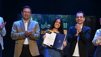 طالبة بجامعة أسيوط الأهلية تحصد المركز الأول لأفضل ممثلة