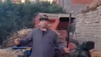 الأمن يفحص فيديو لشاب يبلطج على آخر باستخدام سلاح أبيض وشومه وسب مؤسسات الدولة
