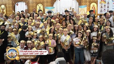 أسقفية الشباب بالكنيسة القبطية الأرثوذكسية توزع كؤوس مهرجان الكرازة 