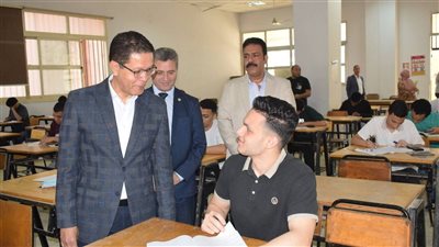 رئيس جامعة بنها يتفقد الامتحانات بكليات العلاج الطبيعى والعلوم والهندسة ببنها