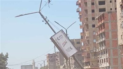 خطر يهدد المارة والسيارات.. استغاثة عاجلة بسبب عمود إنارة مائل بشبرا الخيمة