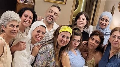 بتورتة غريبة الشكل.. رانيا فريد شوقي تحتفل بعيد ميلادها وسط عائلتها