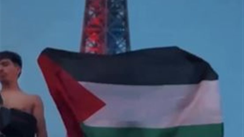 علم فلسطين يزين برج