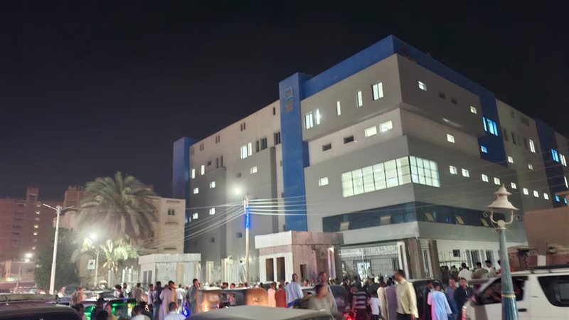 تجمع الأهالي أمام