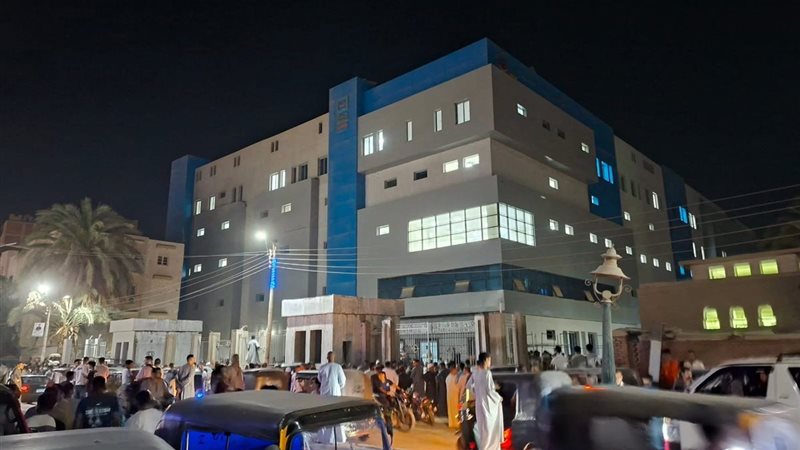 تجمع الأهالي أمام
