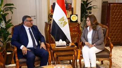 وزيرة التنمية المحلية تتابع مع محافظ قنا تنفيذ عدد من المشروعات التنمية