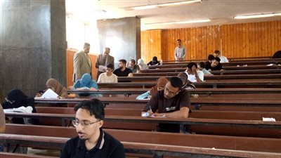 رئيس جامعة أسوان يتابع امتحانات الفصل الدراسي الثاني بكلية العلوم