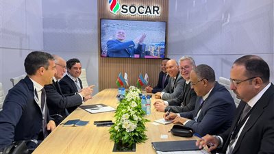 وزير البترول يبحث مع 