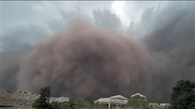 نهاية العالم في الصين؟.. فيديو مرعب لعاصفة رملية تبتلع مدينة بالكامل