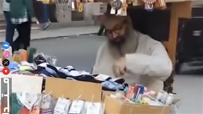على كرسي متحرك.. بائع من ذوى الهمم يخطف قلوب رواد السوشيال ميديا