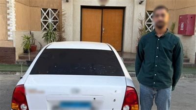 النيابة تحقق مع كهربائي لوضعه ملصقات خادشة للحياء على سيارته بالسويس
