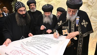 البابا تواضروس والأنبا بيجول يوقعان الوثيقة التذكارية لفيلم «القدس الثانية»