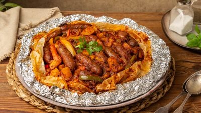 طريقة عمل ورقة السجق بالبطاطس.. خطوات بسيطة لطعم شهي