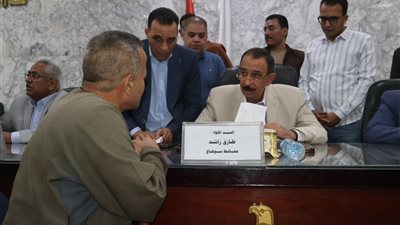 محافظ سوهاج يعقد اللقاء الجماهيري الأسبوعي لبحث مطالب المواطنين وحل مشكلاتهم