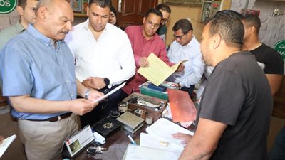 لضمان سلامة الغذاء.. محافظ السويس يفتش على مخازن اللحوم والمجمدات بحي عتاقة