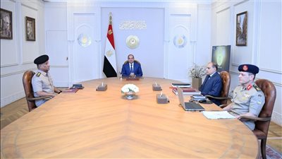 الرئيس السيسي يجتمع بوزير الدفاع وقادة القوات المسلحة لمتابعة المشروعات القومية