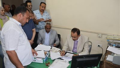 محافظ سوهاج يفحص ملفات تقنين الأراضي في جولة مفاجئة بساقلتة