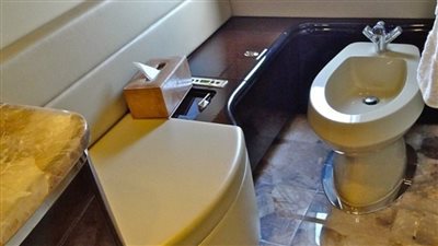 كيف تحوّلت دورات المياه إلى أحدث أسلحة المنافسة بين شركات الطيران الفاخرة؟