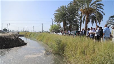 محافظ قنا يتفقد الحملة الميكانيكية والترعة المغطاة بنقادة 