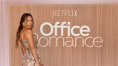 جينيفر لوبيز بفستان من لون الجسم خلال عرض فيلمها Office Romance 