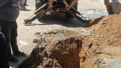 متابعة فورية لإصلاح كسر ماسورة مياه بمناطق متفرقة بحي فيصل بالسويس