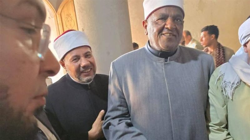 وفد الأزهر يقدم واجب