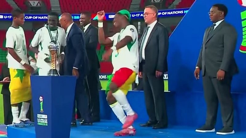 رقصة لاعب السنغال
