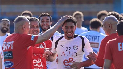 ممر شرفي لـ مرموش في معسكر المنتخب احتفالا بعقد قرانه 