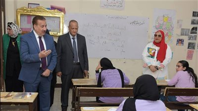 في أول أيام امتحانات الشهادة الإعدادية.. محافظ بورسعيد يتابع سير العمل باللجان 