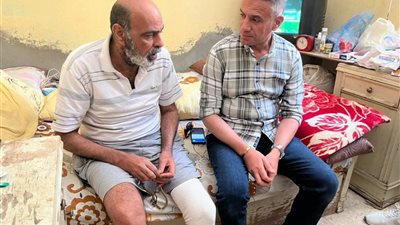 رئيس حي الأربعين ونائبه يزوران مواطنًا تنفيذًا لتوجيهات محافظ السويس