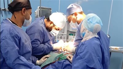 إنقاذ مريض من 3 حالات توقف متتالية بعضلة القلب وإجراء جراحتين دقيقتين بالمخ