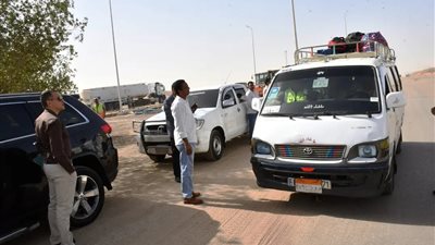 محافظ أسوان يواجه مخالفات السرفيس بغرامات وعقوبات رادعة تصل لإلغاء الترخيص