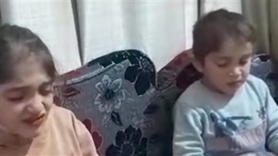 فيديو صادم يهز حلب.. طفلان يبكيان تحت وطأة عقاب قاسٍ بالفلفل الحار
