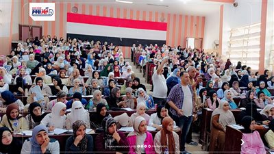 مراجعات مجانية لطلاب الشهادة الإعدادية بمسرح مدرسة الشهيد مصطفى أحمد بالفيوم 