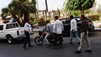 محافظ أسوان يشدد الرقابة على الدراجات النارية والتوك توك المخالف 