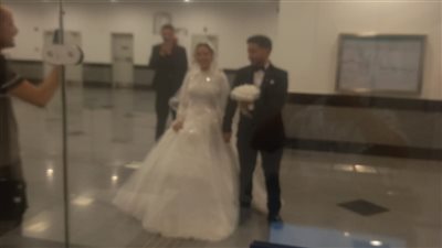 رحلة العمر تبدأ من المونوريل.. عروسان يخطفان الأنظار وسط تفاعل الركاب
