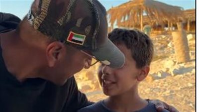 لحظة إنسانية دافئة في مرسى مطروح.. الطفل«هاين» يلتقي بإبراهيم بهزاد ويخطف القلوب بعفويته