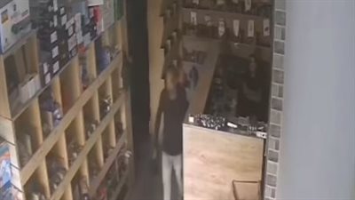 استغل نومه .. سرقة هاتف ومتعلقات عامل بأحد المحال في شبرا الخيمة