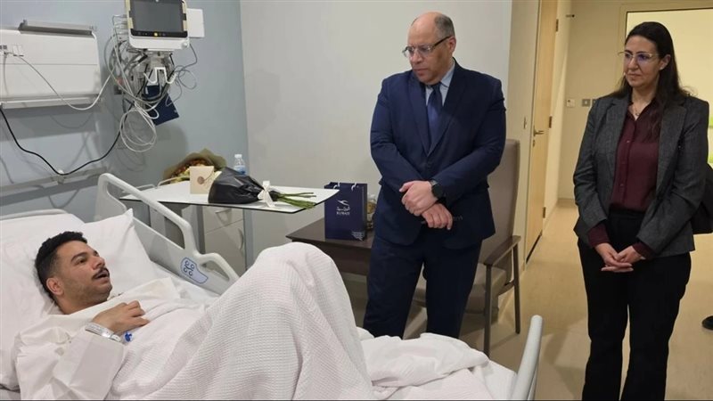 السفير المصري بالكويت يطمئن على المواطن المصري المصاب