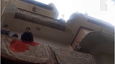 متجوزه عليه ومش عايزه العيال.. تصرف غير متوقع لسيدة متزوجة يثير الغضب (فيديو)