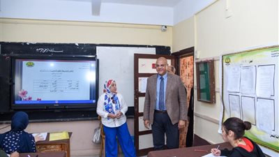 بمدرسة طه حسين.. محافظ الإسكندرية يتفقد لجان امتحانات الشهادة الإعدادية 