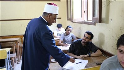 القائم بأعمال رئيس قطاع المعاهد الأزهرية بالجيزة يتفقد امتحانات الثانوية 