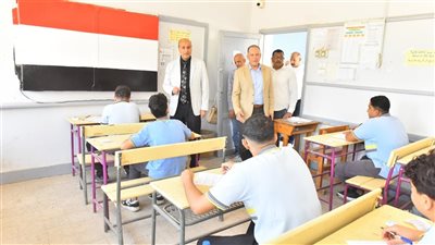 محافظ أسيوط يتفقد لجان امتحانات الشهادة الإعدادية للاستماع لآراء الطلاب